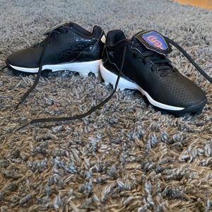 Kid Baseball Cleats - Under Armour black and white